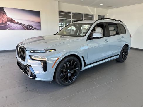 Used 2024 BMW X7 xDrive40i w/ M Sport Package AWD/4WD image 4