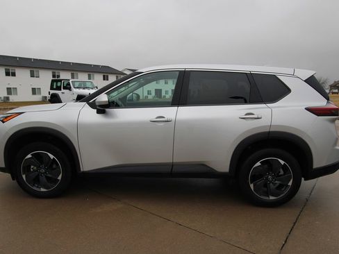 Used 2024 Nissan Rogue SV image 15