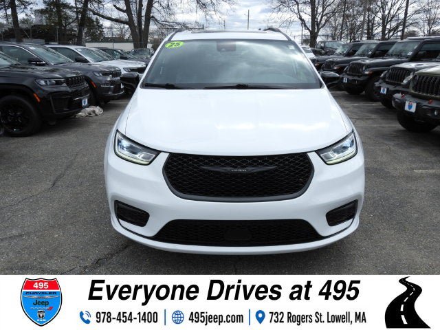 Used 2025 Chrysler Pacifica Limited FWD image 8