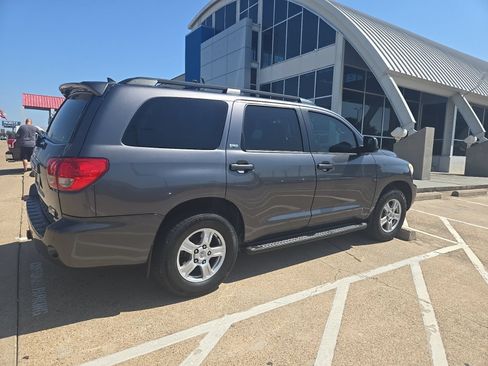Used 2017 Toyota Sequoia SR5 w/ Premium Package RWD image 5