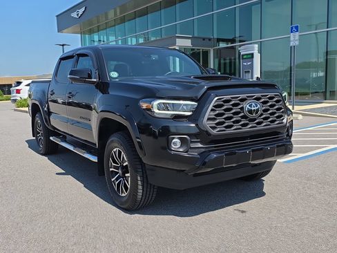 Used 2020 Toyota Tacoma TRD Sport w/ TRD Premium Sport Package AWD/4WD image 2