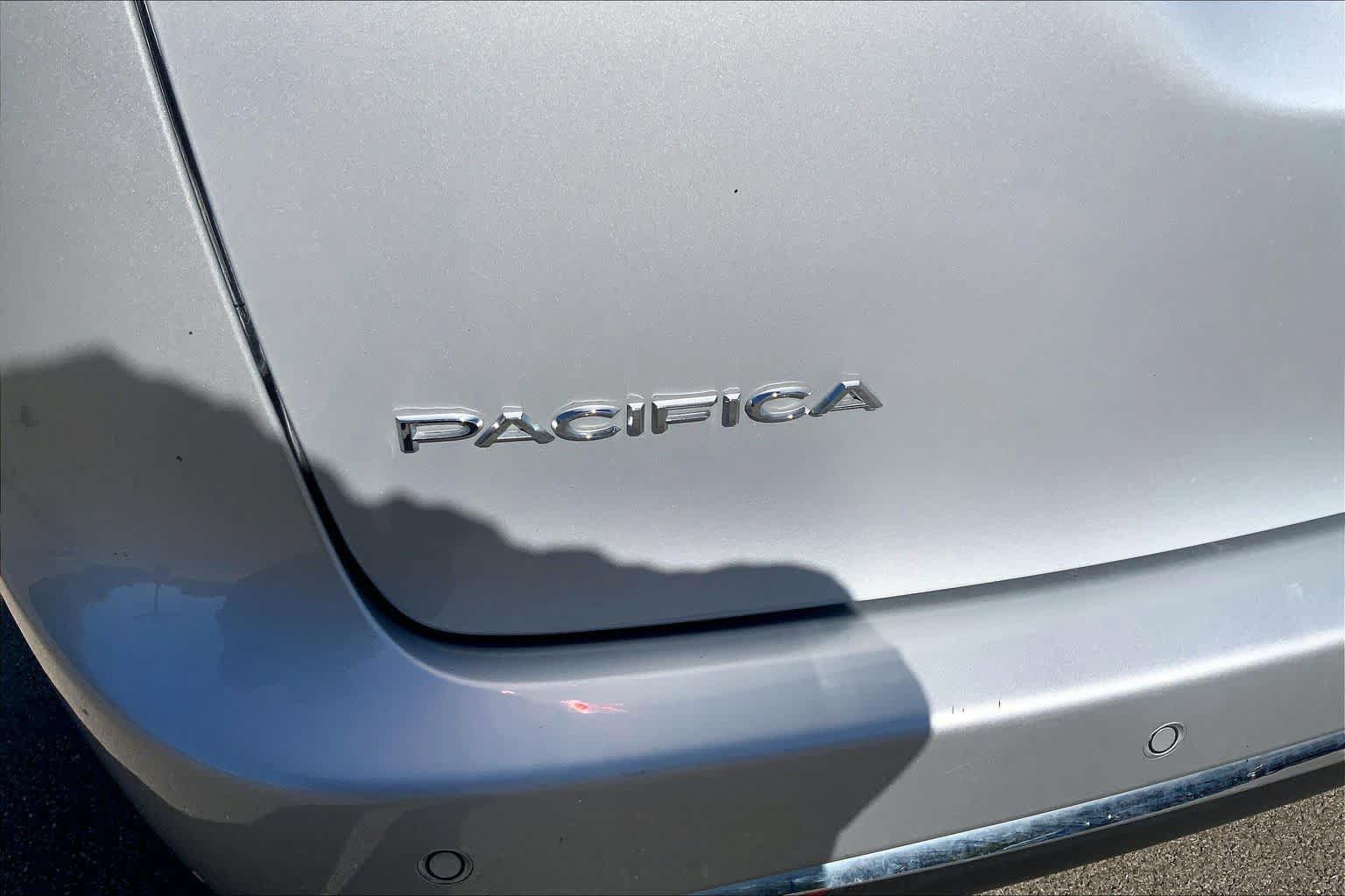Used 2024 Chrysler Pacifica Touring-L FWD image 29