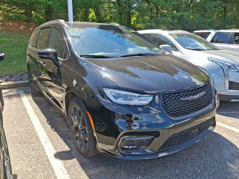 Used 2025 Chrysler Pacifica Limited FWD image 3