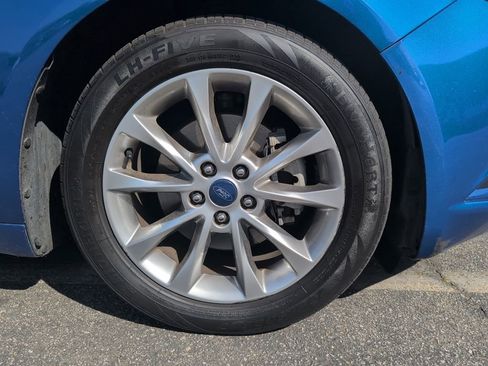 Used 2017 Ford Fusion SE w/ Fusion SE Technology Package image 10