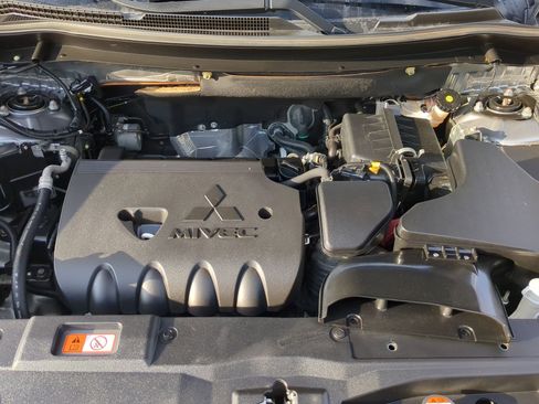 Used 2020 Mitsubishi Outlander ES image 28