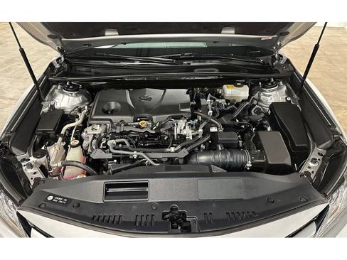 Used 2018 Toyota Camry XLE FWD image 4