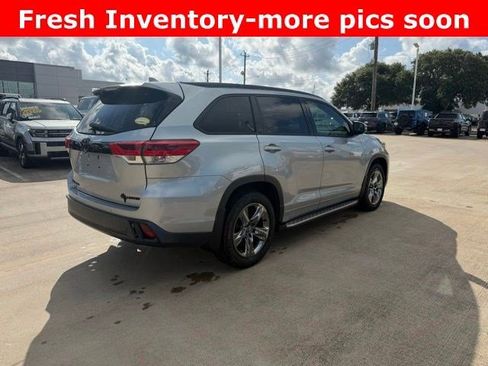 Used 2019 Toyota Highlander Limited Platinum FWD image 3