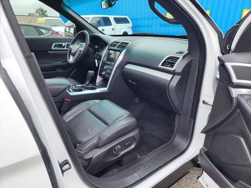 Used 2014 Ford Explorer XLT w/ Equipment Group 202A AWD/4WD image 30