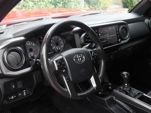Used 2020 Toyota Tacoma TRD Off-Road w/ Technology Package AWD/4WD image 21