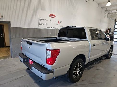 Used 2021 Nissan Titan SV w/ SV Convenience Package image 3