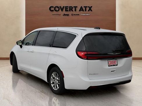 New 2026 Chrysler Pacifica Select image 3