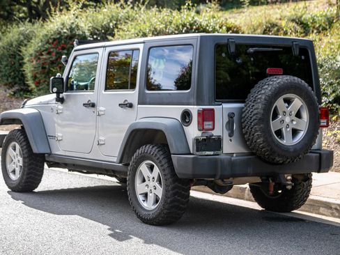 Used 2012 Jeep Wrangler Unlimited Rubicon w/ Connectivity Group image 6