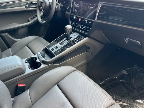 Certified 2025 Porsche Macan image 18