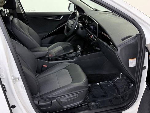 Used 2023 Kia Niro EX image 9