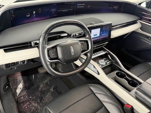 Used 2024 Lincoln Nautilus Premier image 13