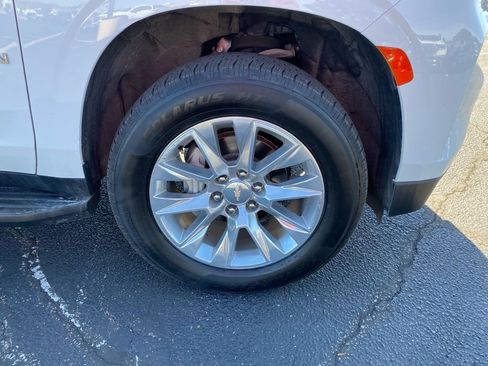 Used 2023 Chevrolet Suburban Premier image 3