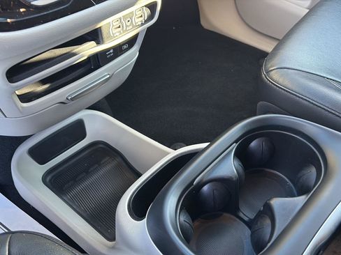 Used 2022 Chrysler Pacifica Touring-L image 14