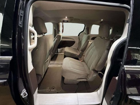 Used 2017 Chrysler Pacifica Touring FWD image 19
