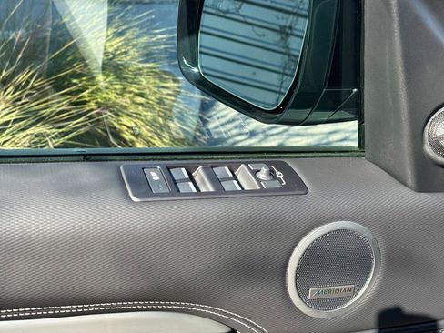 New 2025 Land Rover Discovery Dynamic SE image 18