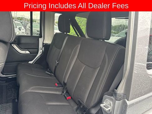 Used 2017 Jeep Wrangler Unlimited Sahara w/ Connectivity Group AWD/4WD image 10