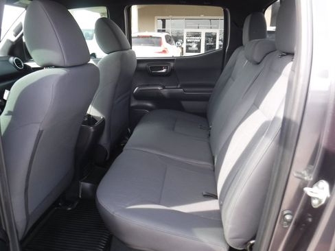 Used 2017 Toyota Tacoma TRD Off-Road image 10