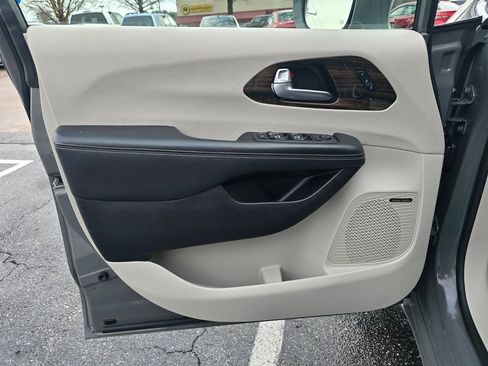 Used 2022 Chrysler Pacifica Limited FWD image 13