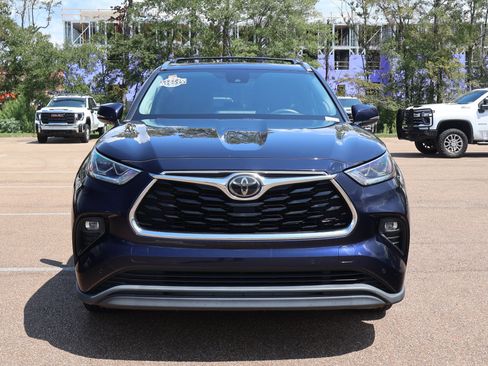 Used 2021 Toyota Highlander Limited FWD image 2