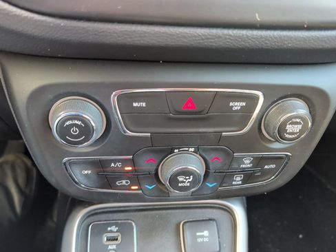 Used 2017 Jeep Compass Latitude w/ Popular Equipment Group FWD image 13