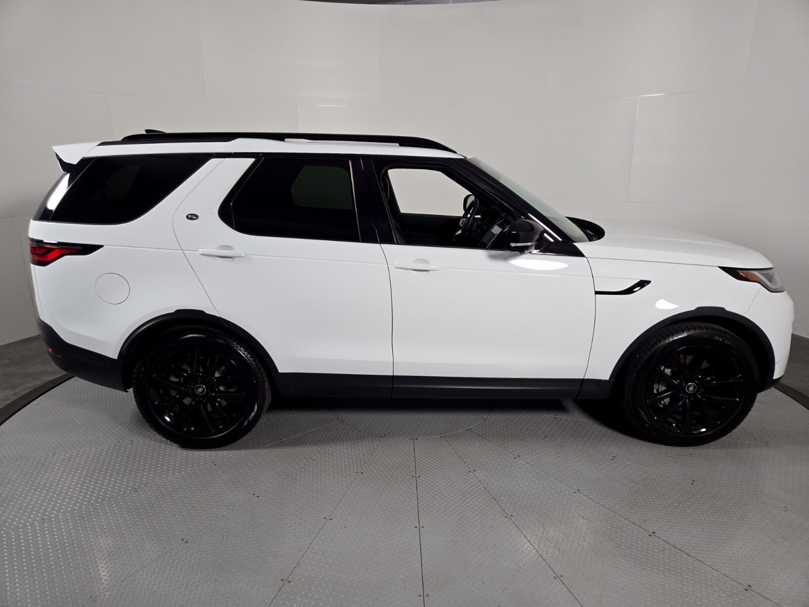 Used 2026 Land Rover Discovery S AWD/4WD image 6