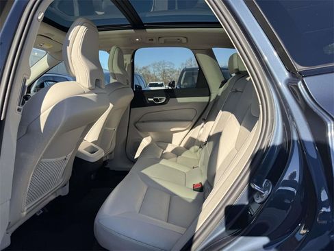 Used 2023 Volvo XC60 B5 Plus image 9