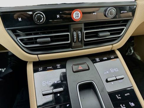 Used 2025 Porsche Macan image 18