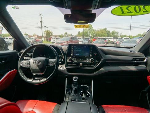 Used 2021 Toyota Highlander XSE FWD image 14