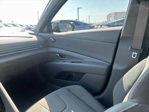 Used 2025 Hyundai Elantra SEL image 16