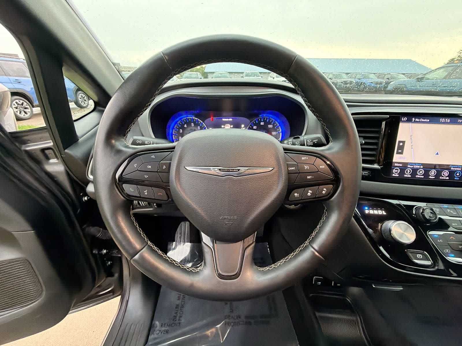 Used 2018 Chrysler Pacifica Touring-L Plus FWD image 19