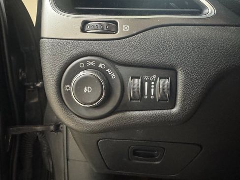 Used 2019 Jeep Cherokee Latitude Plus image 10