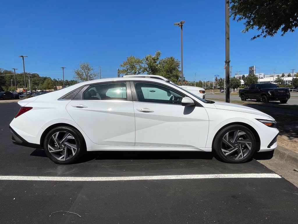 Used 2025 Hyundai Elantra SEL FWD image 4