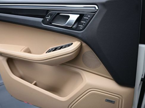 Certified 2022 Porsche Macan AWD/4WD image 25