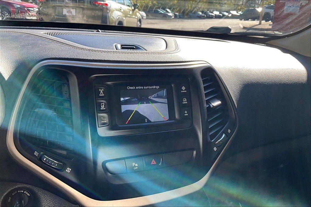 Used 2016 Jeep Cherokee Latitude w/ Safety/Convenience Group AWD/4WD image 9