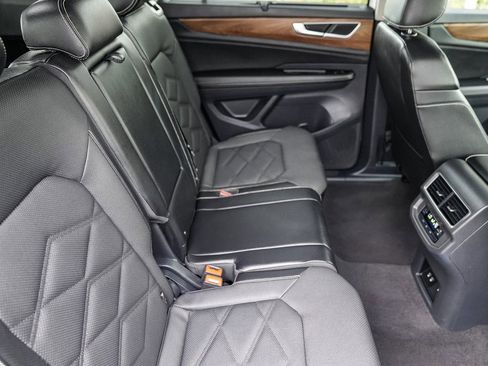 Used 2024 Volkswagen Atlas SE image 16