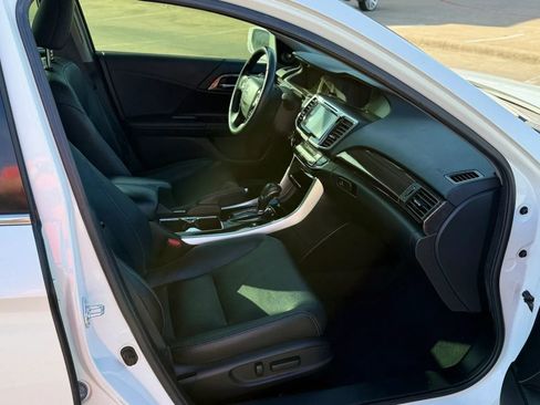 Used 2017 Honda Accord Touring image 13