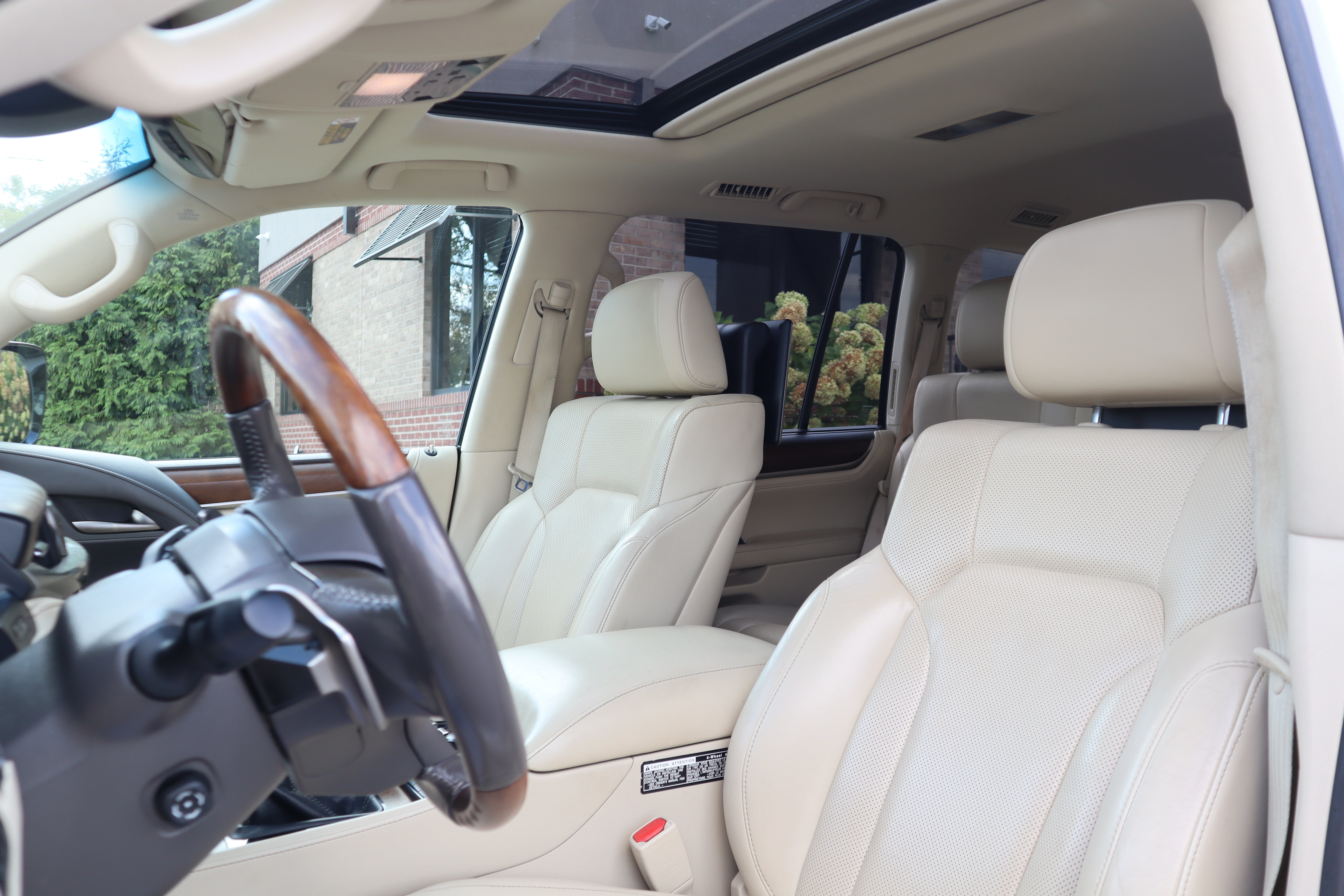Used 2016 Lexus LX 570 4WD w/ Luxury Package image 27