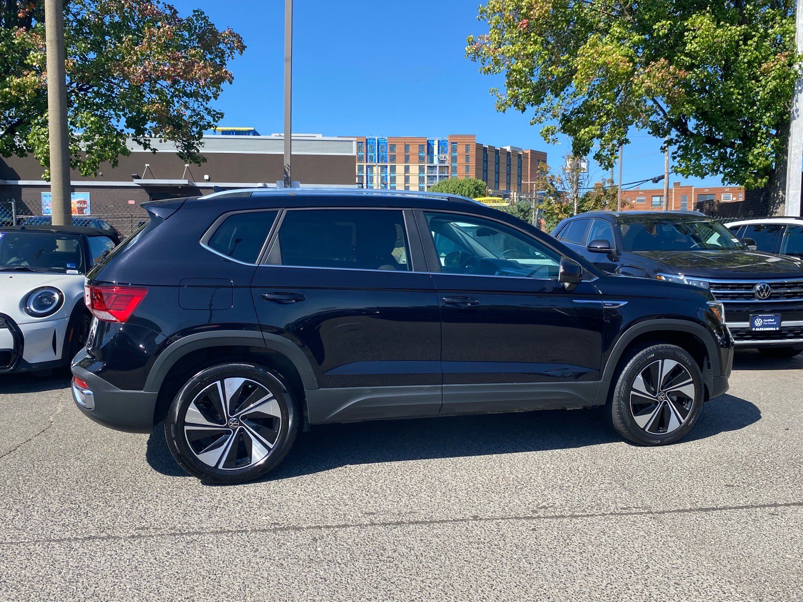 Used 2023 Volkswagen Taos SE AWD/4WD image 2