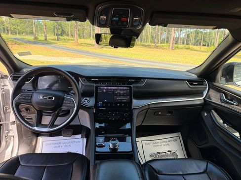 Used 2024 Jeep Grand Cherokee Limited w/ Luxury Tech Group II AWD/4WD image 14