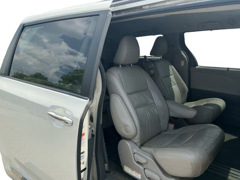 Used 2015 Toyota Sienna XLE FWD image 12