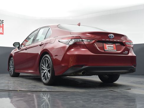 Used 2021 Toyota Camry XLE w/ Cold Weather Package image 30