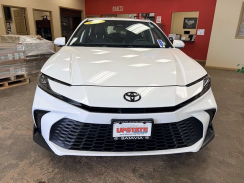 Used 2025 Toyota Camry SE FWD image 2