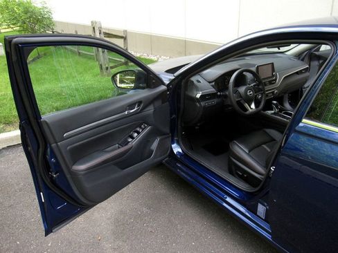 Used 2024 Nissan Altima 2.5 SR FWD image 16