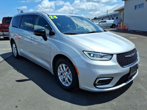 Used 2024 Chrysler Pacifica Touring-L FWD image 3