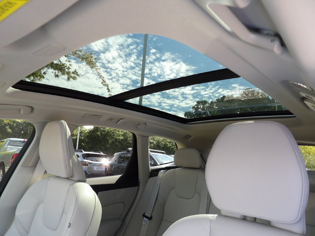 Certified 2024 Volvo XC60 B5 Plus w/ Climate Package AWD/4WD image 18