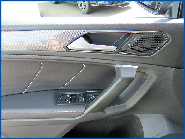 Used 2023 Volkswagen Tiguan SE AWD/4WD image 12
